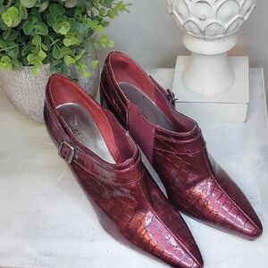 Kelly & Katie Burgundy Croc-Embossed Heels SZ 10